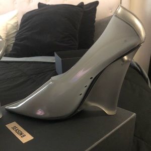 Yeezy’s Season 8 Smokey Grey (size 7)